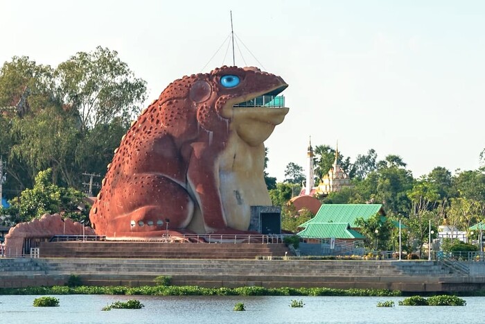     (Phaya Khan Khak Museum)       , .    ( 19)        . 