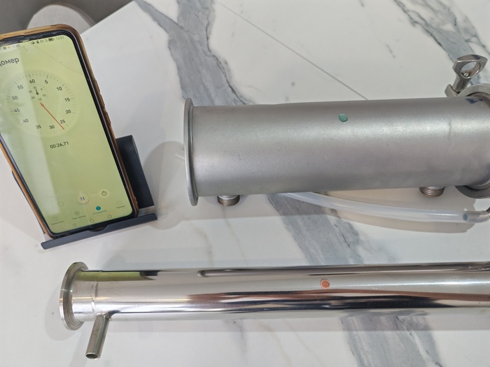 Люкссталь 8М зеленая, а бражная колонна на 1,5 дюйма - красная. Спустя 26 секунд.