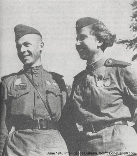 Не все советские солдаты - мужчины. Женщинам, таким как изображенный здесь солдат, есть место среди сухопутных войск Красной Армии. Хотя большинство женщин-солдат проходят службу в медицинских подразделениях, некоторые играли боевую роль.