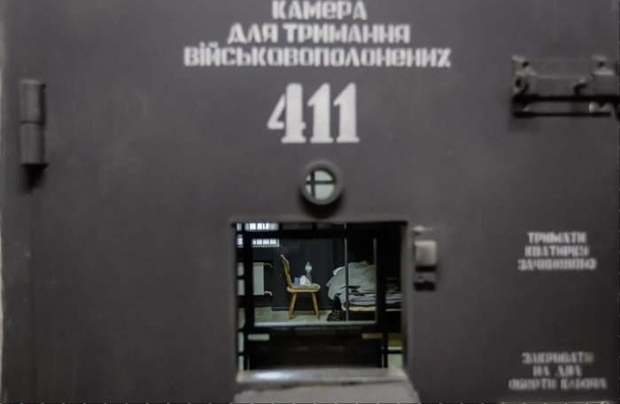 На этой фотографии без даты, опубликованной 11 января Службой пресс-службы президента Украины, изображен, по их словам, северокорейский солдат, лежащий в камере в неизвестном месте на территории Украины