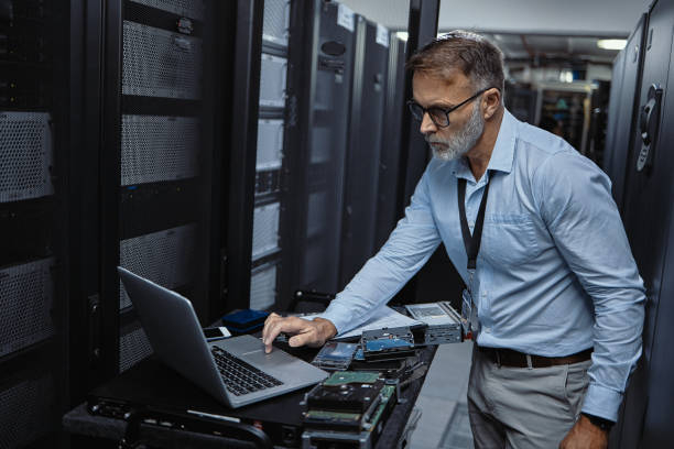 Примерно так это и происходит, правда ходить в холодном коридоре лучше в свитере и наушниках, а вот в горячем коридоре ходить кайф, хоть глаза и сохнут