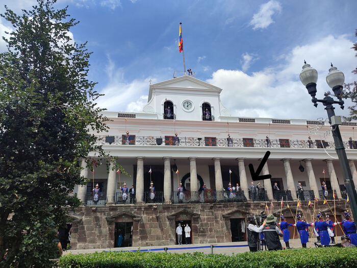 Лысый мужчина по центру - это вице-президент