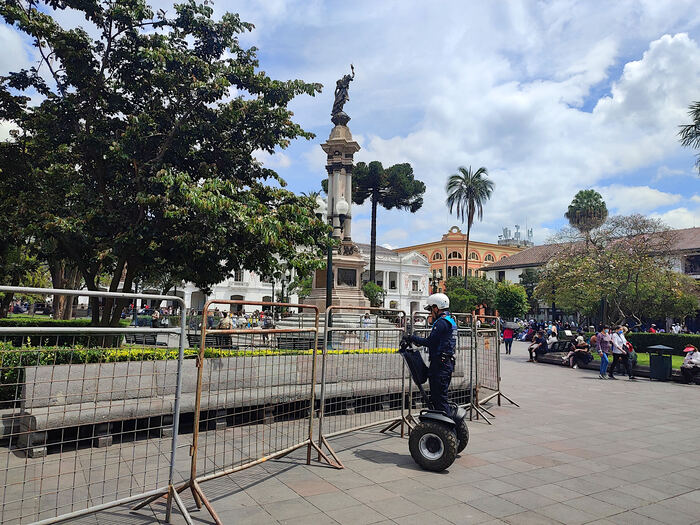 Эквадорский киберполицейский на охране общественного порядка