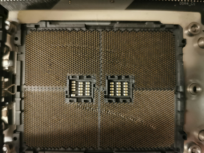 Судя по характерным линиям повреждений, здесь явно уронили процессор ребром прямо на сокет
