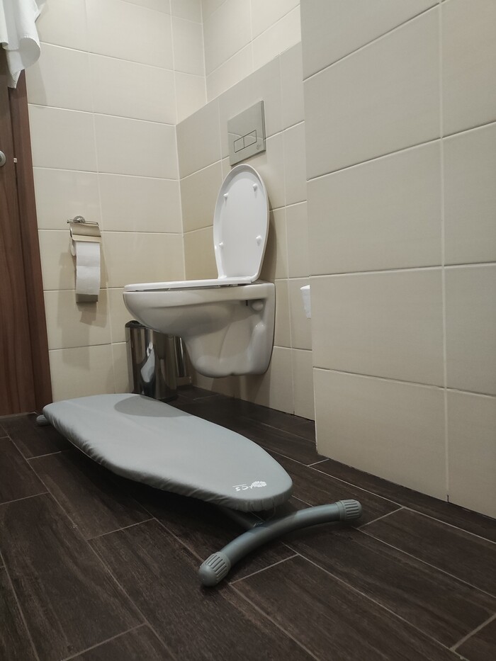 Отель "трон унитаз"