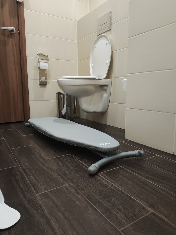 Отель трон унитаз