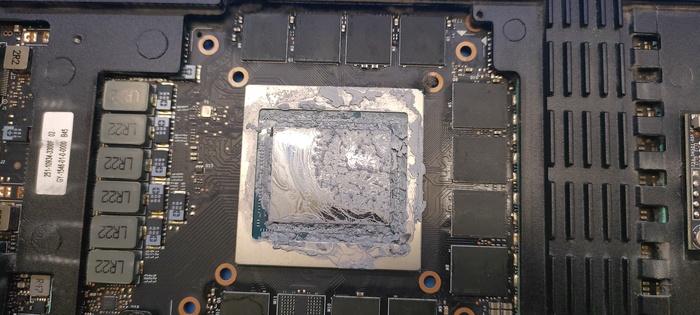 Вот такая Zotac rtx 2080 ti пришла к нам в ремонт в 2025 году :) Спустя 6 с лишним лет после выхода, всё с тем же браком, что изначально на ней и был. Прошу обратить внимание на заводское нанесение термопасты, всё это, чтобы избежать её выдавливание.