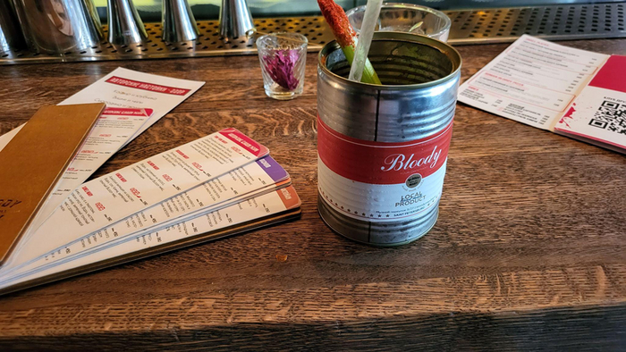 Это Кровавая Мэри в банке подается