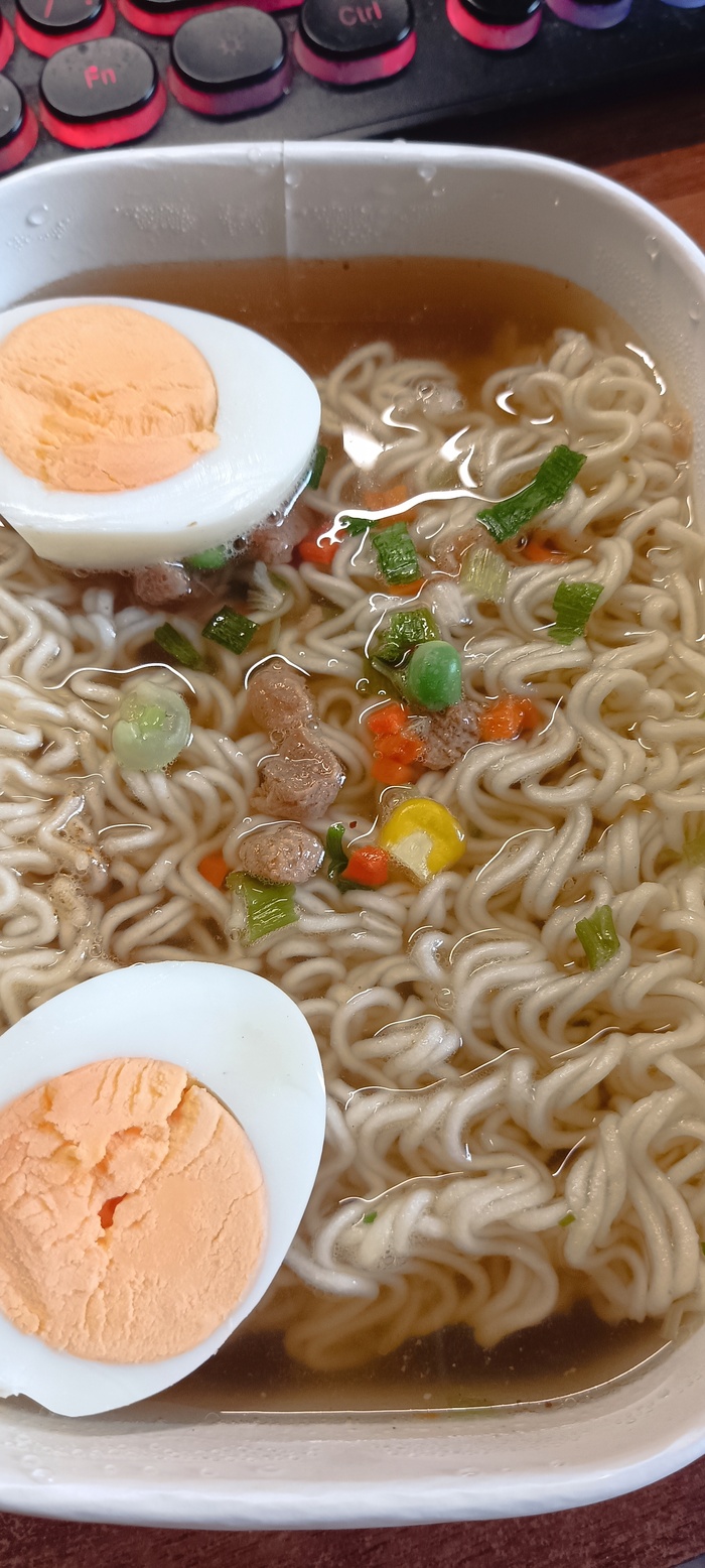 Тут уже <a href="https://pikabu.ru/story/tainstvennyiy_doshirak_12287331?u=https%3A%2F%2Fpikabu.ru%2Fstory%2Fsamaya_neobyichnaya_lapsha_kotoruyu_ya_proboval_siyuan_12271401&t=%D0%BC%D0%B0%D1%80%D0%B8%D0%BD%D0%BE%D0%B2%D0%B0%D0%BD%D0%BD%D0%BE%D0%B3%D0%BE&h=22ecdbb6b6088d654cc9e66d7fcaa861b8133729" title="https://pikabu.ru/story/samaya_neobyichnaya_lapsha_kotoruyu_ya_proboval_siyuan_12271401" target="_blank" >маринованного</a> яйца не было, поэтому кладём сами.