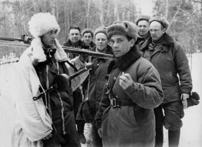 Командир 4-го воздушно-десантного корпуса полковник Александр Федорович Казанкин и старший комсостав принимают доклад разведчика, февр. 1942.