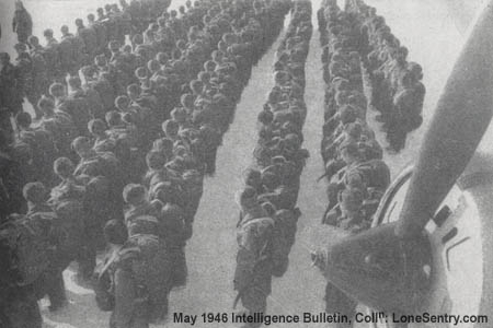 Выстроенные для проверки перед прыжком, эти солдаты Красной Армии одеты в обычную форму пехоты. Можно заметить несколько типов парашютов. Как правило, рядовые не используют запасные парашюты, за исключением квалификационных прыжков.