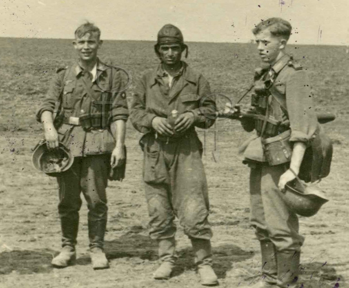 Немецкая фотография 1942 г., якобы взятый в плен советский десантник.