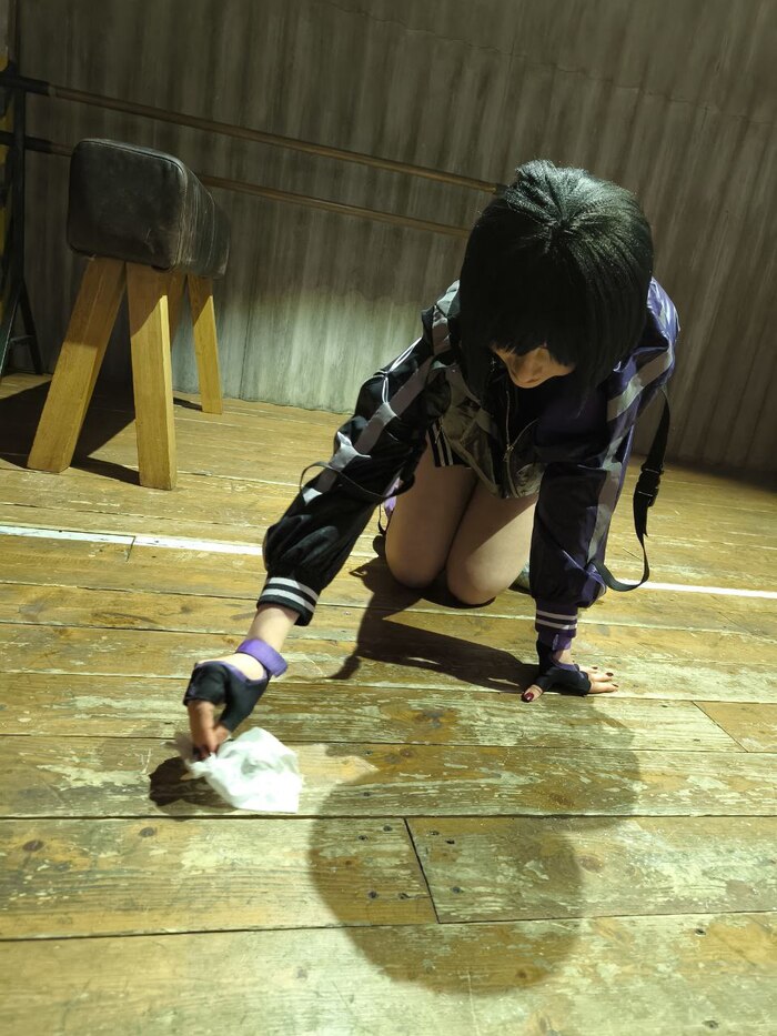 А это я довольная окончанием съемки отмываю пол от талька)