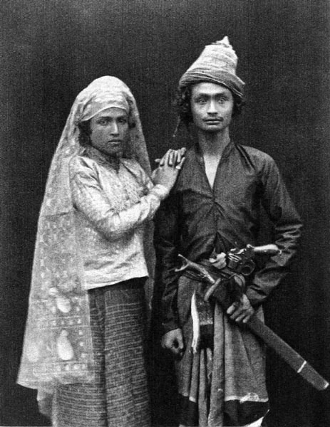 Знатный молодой ачехский воин с супругой. Вооружен мечом клеванг и вполне современным револьвером.