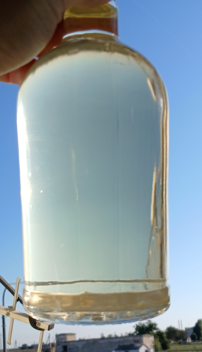 На дне виднеется осадок