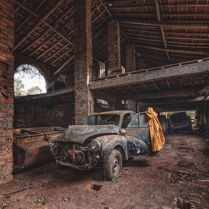 Заброшенный завод в Португалии, внутри которого стоят заброшенные классические автомобили