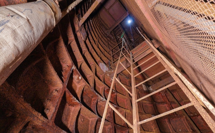 Лестница наверх шахты лифта