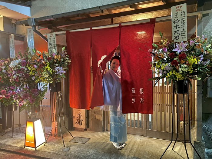 фото со страницы <!--noindex--><a href="https://pikabu.ru/story/yaponskiy_bar_s_geyshami_otkryilsya_nedaleko_ot_tokio_skhodili_byi_k_nim_12293866?u=https%3A%2F%2Fwww.facebook.com%2Fyumotokenban&t=https%3A%2F%2Fwww.facebook.com%2Fyumotokenban&h=599d4cce567ccc7c67f2b4cf5ac8ba623cee84aa" title="https://www.facebook.com/yumotokenban" target="_blank" rel="nofollow noopener">https://www.facebook.com/yumotokenban</a><!--/noindex-->