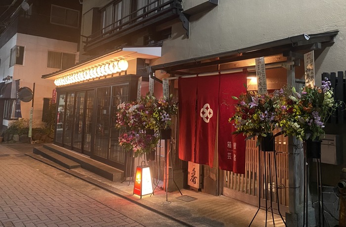 фото со страницы <!--noindex--><a href="https://pikabu.ru/story/yaponskiy_bar_s_geyshami_otkryilsya_nedaleko_ot_tokio_skhodili_byi_k_nim_12293866?u=https%3A%2F%2Fwww.facebook.com%2Fyumotokenban&t=https%3A%2F%2Fwww.facebook.com%2Fyumotokenban&h=599d4cce567ccc7c67f2b4cf5ac8ba623cee84aa" title="https://www.facebook.com/yumotokenban" target="_blank" rel="nofollow noopener">https://www.facebook.com/yumotokenban</a><!--/noindex-->