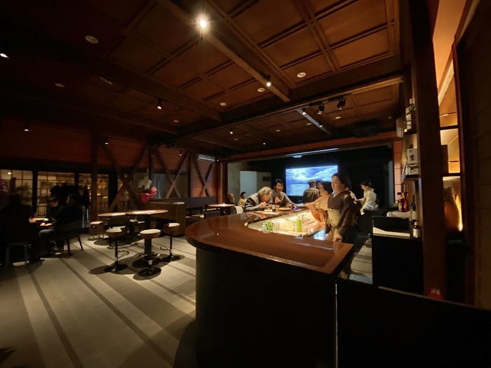 фото со страницы <!--noindex--><a href="https://pikabu.ru/story/yaponskiy_bar_s_geyshami_otkryilsya_nedaleko_ot_tokio_skhodili_byi_k_nim_12293866?u=https%3A%2F%2Fwww.facebook.com%2Fyumotokenban&t=https%3A%2F%2Fwww.facebook.com%2Fyumotokenban&h=599d4cce567ccc7c67f2b4cf5ac8ba623cee84aa" title="https://www.facebook.com/yumotokenban" target="_blank" rel="nofollow noopener">https://www.facebook.com/yumotokenban</a><!--/noindex-->