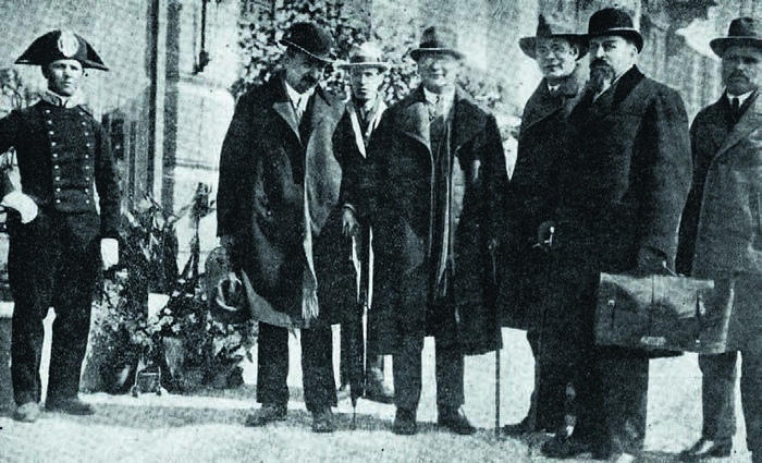 Российская делегация на вокзале в Генуе. Слева направо первый — Г.В. Чичерин, третий — М.М. Литвинов, далее Я.Э. Рудзутак, А.А. Иоффе, Т.В. Сапронов.
