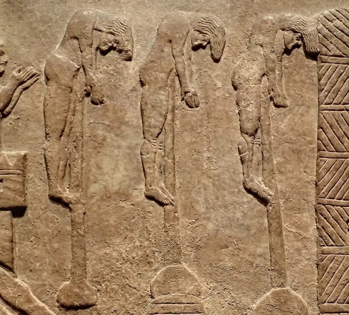 В тело жертвы вбивали под рёбра кол, но не через задний проход, как это было принято в Средние века. Под тяжестью тела шипы все глубже впивались в плоть.