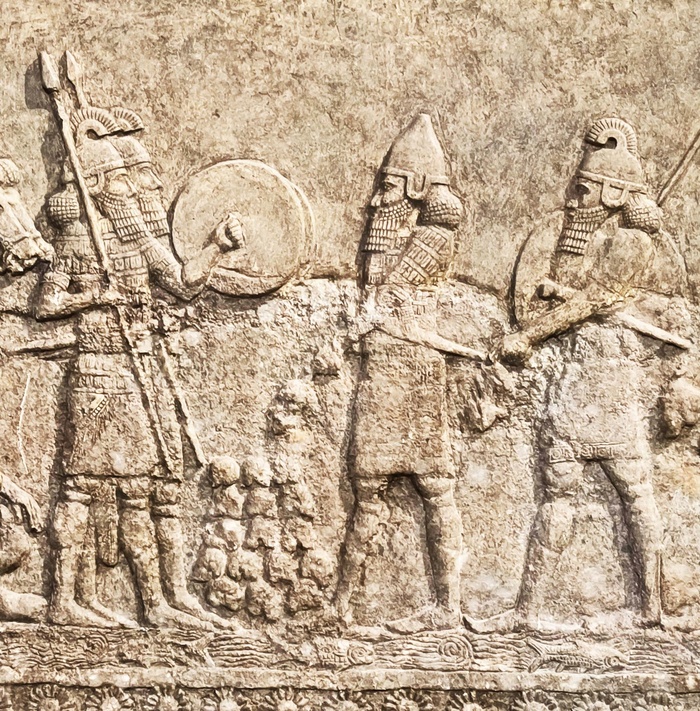 Этот рельеф украшал стены тронного зала дворца ассирийского царя Саргона II, который находился в Хорсабаде, Ирак. В центре композиции изображены воины, собирающие пирамиду из отрубленных голов.