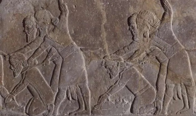 Ассирийцы заставляли знатных пленников уничтожать останки своих предшественников. Это было сделано для того, чтобы стереть все следы законности их власти. Таким образом, ассирийские правители утверждали свою полную власть над порабощёнными народами.