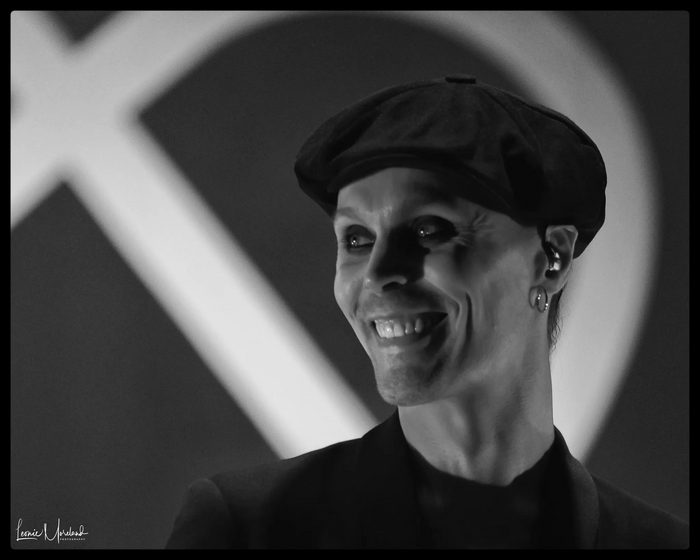 Песни про любовь до смерти теперь воспринимаются немного зловеще....