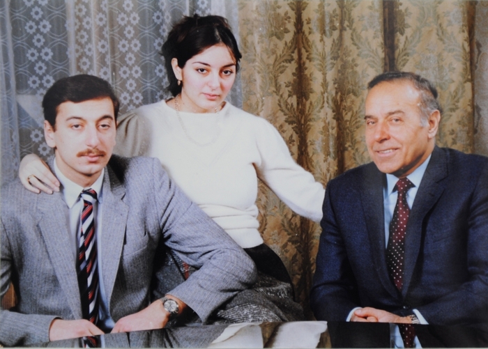 Отец, сын и невестка. Запомните двоих слева, они ещё ой как всплывут в этой истории