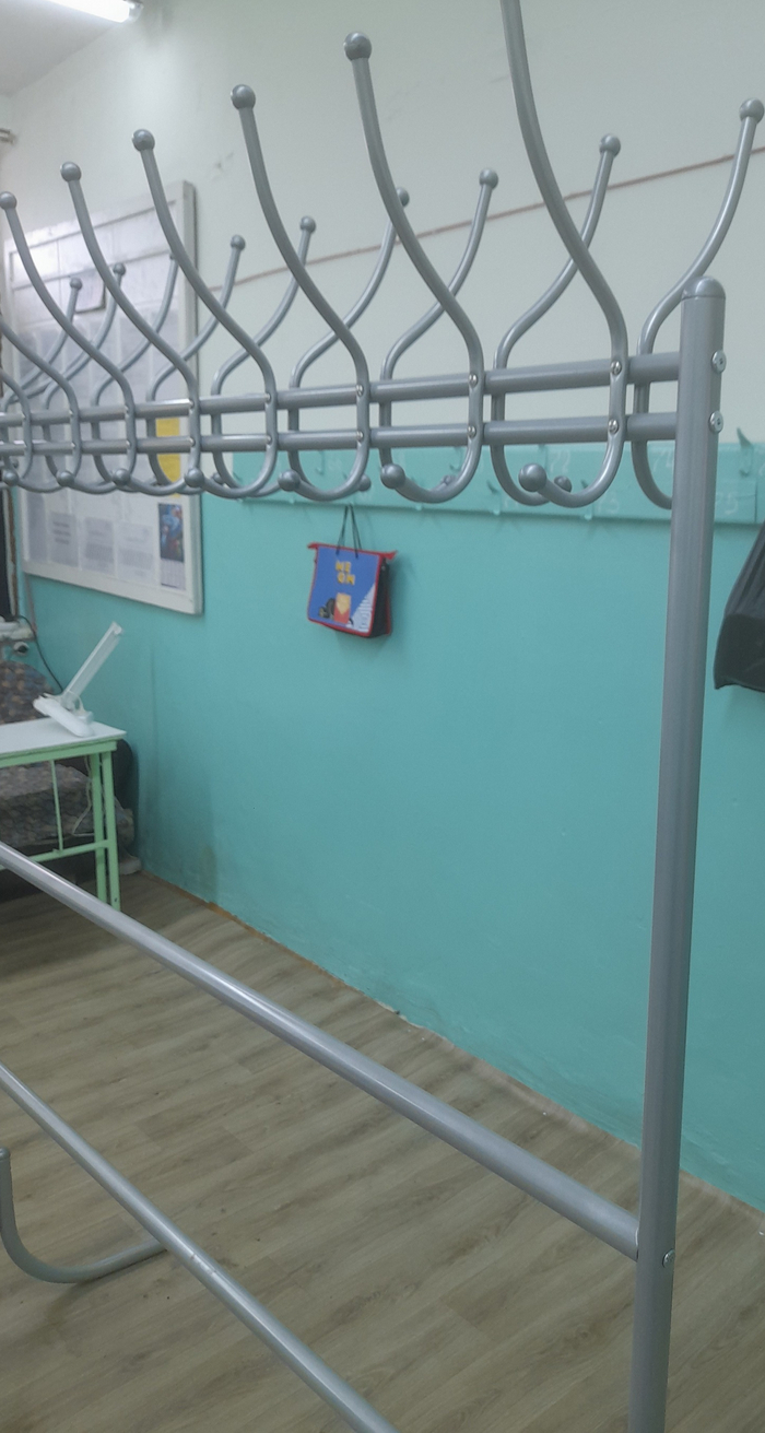 Вешалка и линолеум. Пока без плинтуса.