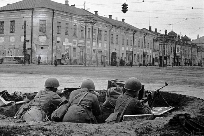На фотографии красноармейский расчет вооружен трофейным противотанковым ружьем PzВ 38.