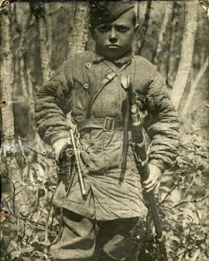 12-лeтнии вocпитaнник 3-гo бaтaльoнa 380-гo cтpeлкoвoгo пoлкa Бopиc Mиxaилoвич Hoвикoв