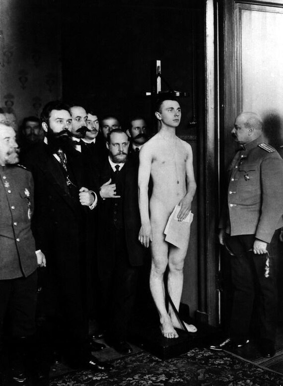 Члены городской думы на призывном пункте. Петроград. 1915 год