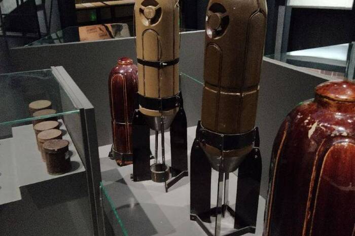 Фарфоровые бомбы для перевозки чумных блох.