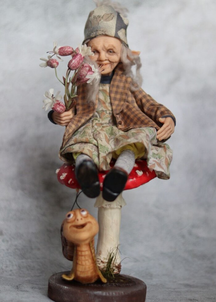 Куколка из полимерной глины, гриб и веточка из холодного фарфора.