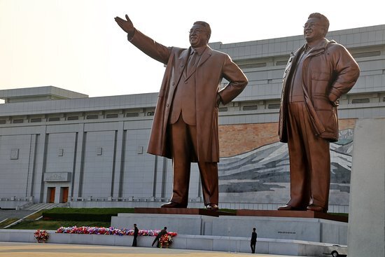 Памятники вождям - основателю "народной республики" Ким Ир Сену, и его сыну Ким Чен Иру