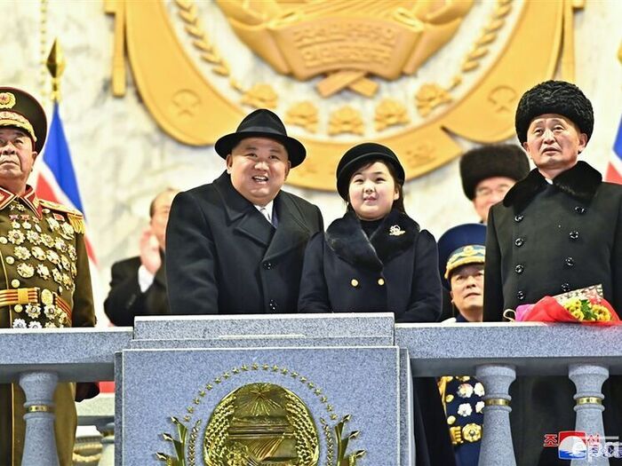 Текущий лидер и внук родоначальника династии - Ким Чен Ын, вместе со своей дочерью Ким Чжу Э, являющейся "принцессой" Северной Кореи и наиболее вероятной кандидаткой на престол после ухода отца