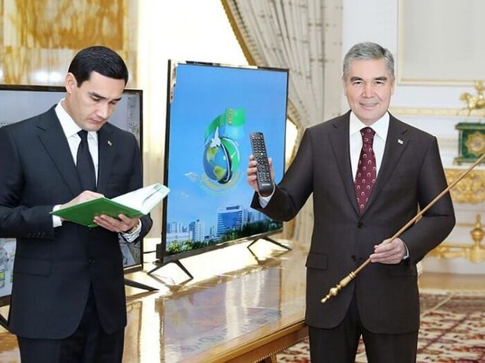 Легендарный президент Гурбангулы Бердымухамедов и его отпрыск - Сердар, которому родитель передал власть в начале 2022 года