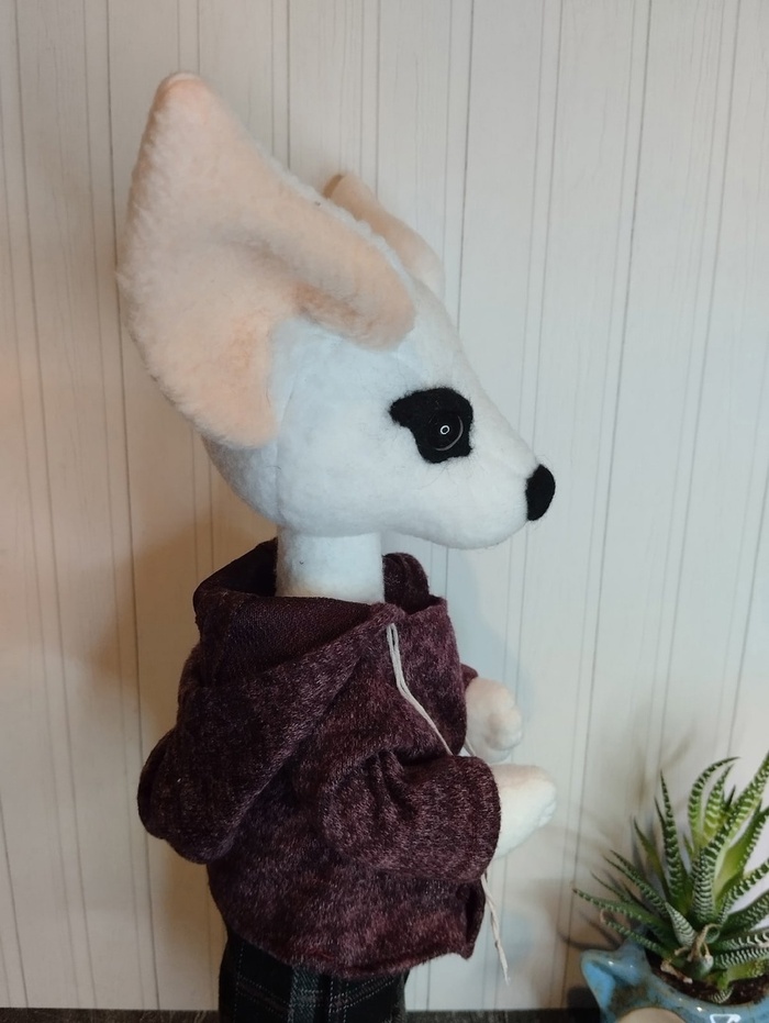 И умеет стоять.