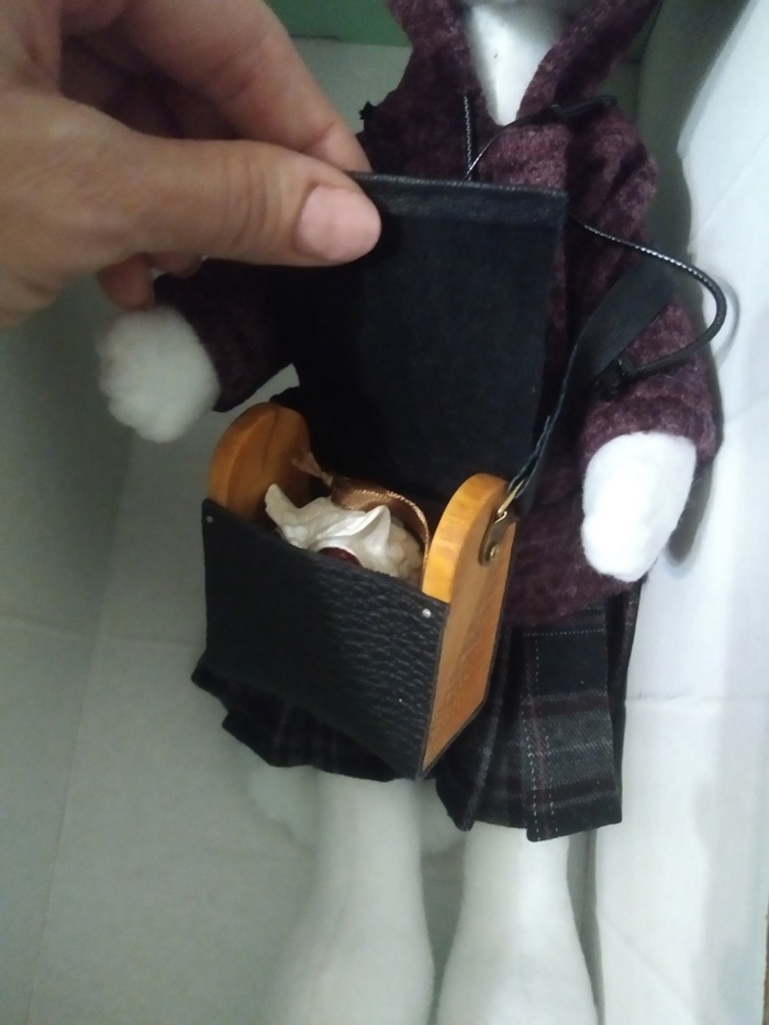 Кожаная сумка, в сумке сидит сюрприз - гипсовая ёлочная игрушка сова :)