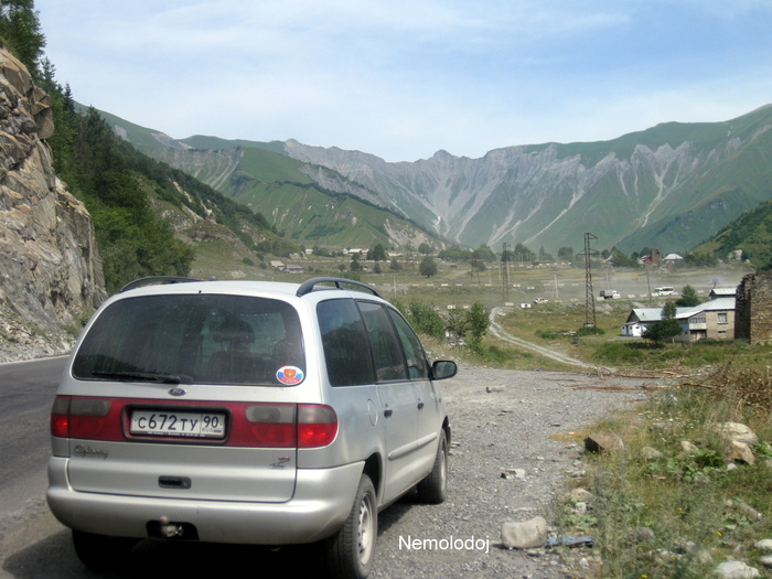 На выезде сфотал свою машинку - что я здесь был. Военная колонна на заднем плане - там были и тягачи с разбитыми танками.