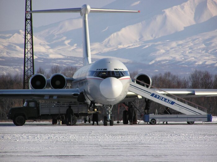 Ил-62 в аэропорту Петропавловск-Камчатский  2005 г