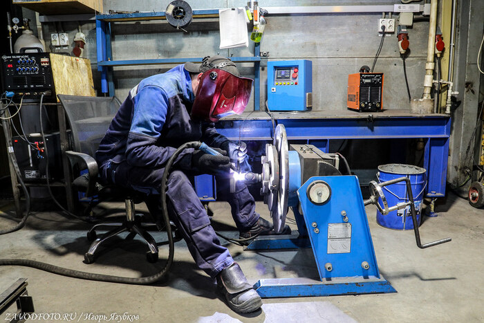 Из серии «Именно они делают Россию великой» - снято мной на заводе ООО «Инженерные технологии» (Оренбург)