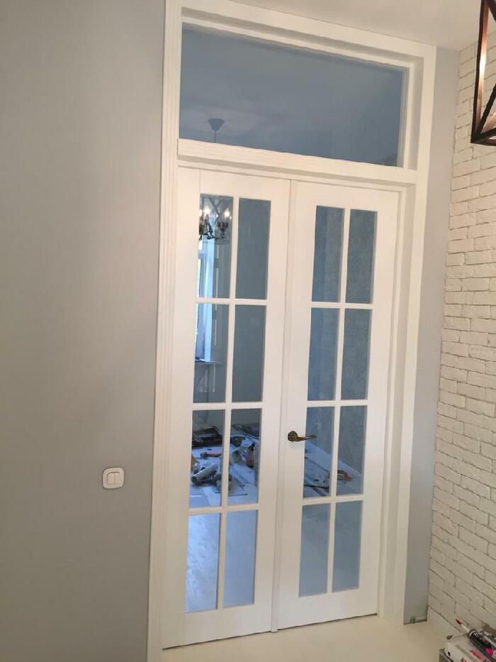 Стеклянная панель над дверью называется фрамуга, как я узнал в процессе поисков. Фото из интернета.