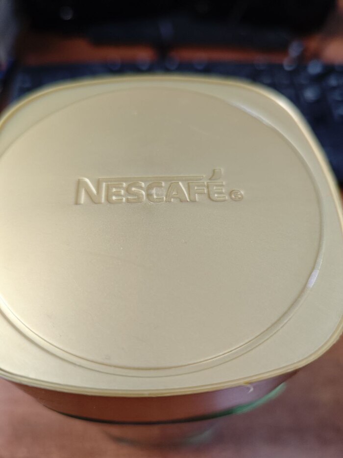 Надпись на крышке латиницей