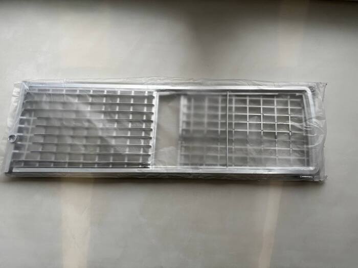 Так она должна выглядеть. Без трещин по середине :)