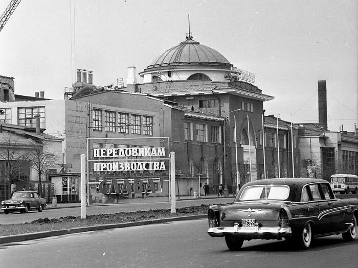 Пробный пробег нового автомобиля ЗИЛ-111 по городу. Фото: Валентин Хухлаев, 23 марта 1959 года, г. Москва