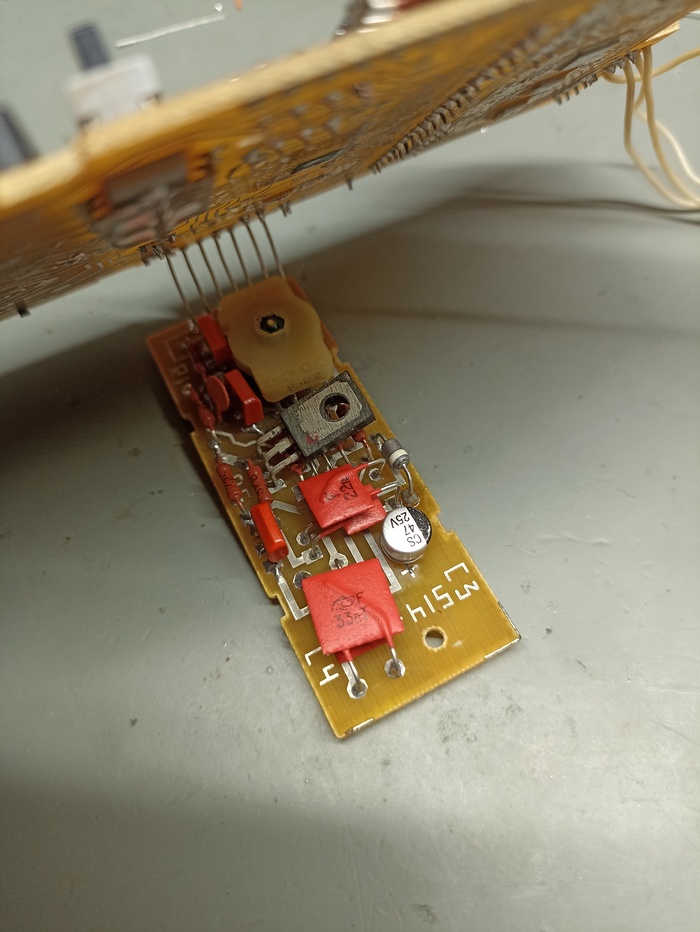 Нашёлся только SMD электролит, пришлось приспособить его.