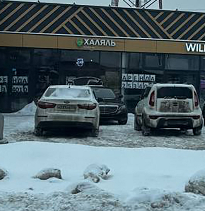 Автомобиль без номеров на парковке